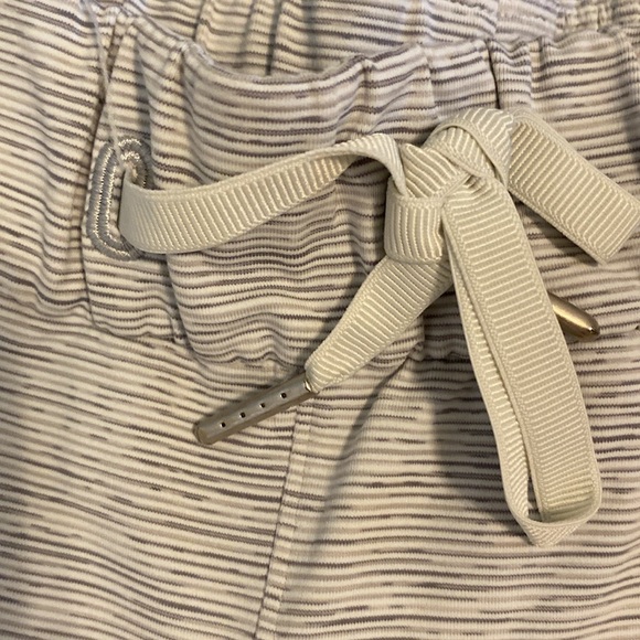 Lululemon Speed Up Crop Leggings 21", Gray & White, size 6 - Picture 6 of 9